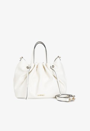 Bílá kožená kabelka se svraštěným designem, černými detaily, zlatými kovovými akcenty a odnímatelným popruhem pro univerzálnost.