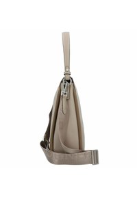Beige Schultertasche mit einer glatten Textur, schlankem Design, flachem oberen Griff, verstellbarem Schulterriemen und metallischen Hardware-Akzenten.