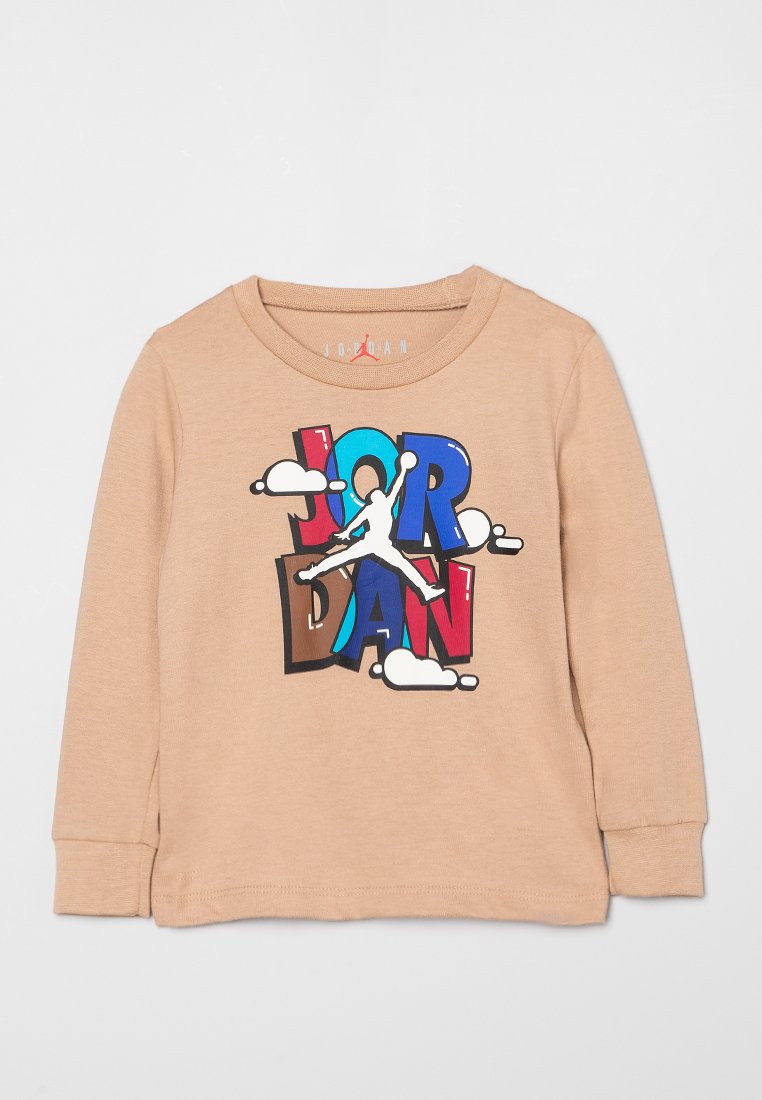 T-shirt beige a maniche lunghe in cotone misto con un logo colorato "JORDAN" e un'immagine di una figura che salta circondata da nuvole.