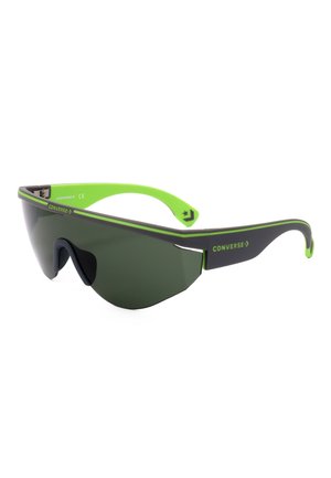 Occhiali da sole sportivi avvolgenti con lenti verde scuro e montatura nera accentuata da aste verde brillante, con marchio Converse sul lato.