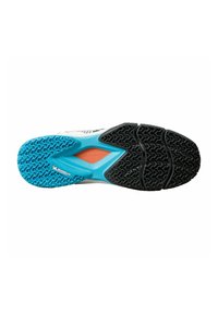 Suela de zapato atlético blanca con un diseño texturizado de goma negra, acentos azules y un detalle naranja en el centro.