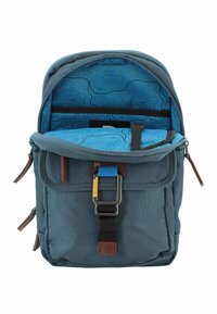 Zaino in tessuto blu con dettagli marroni, chiusura con zip e fibbia regolabile. L'interno presenta una fodera blu a fantasia e diversi scomparti.