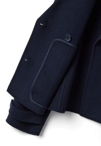 Marineblauer Wollmantel mit maßgeschneidertem Design, Revers mit Kerbung, zwei Fronttaschen und Einzelknopfverschluss mit strukturiertem Finish.