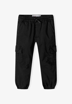 Črne cargo hlače z elastičnim pasom, vrvico, stranskimi žepi, žepi s poklopcem na stegnih in elastičnimi manšetami na gležnjih.