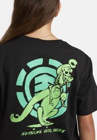 Element NOTHING WEIRD YOUTH - Triko s potiskem - black light green