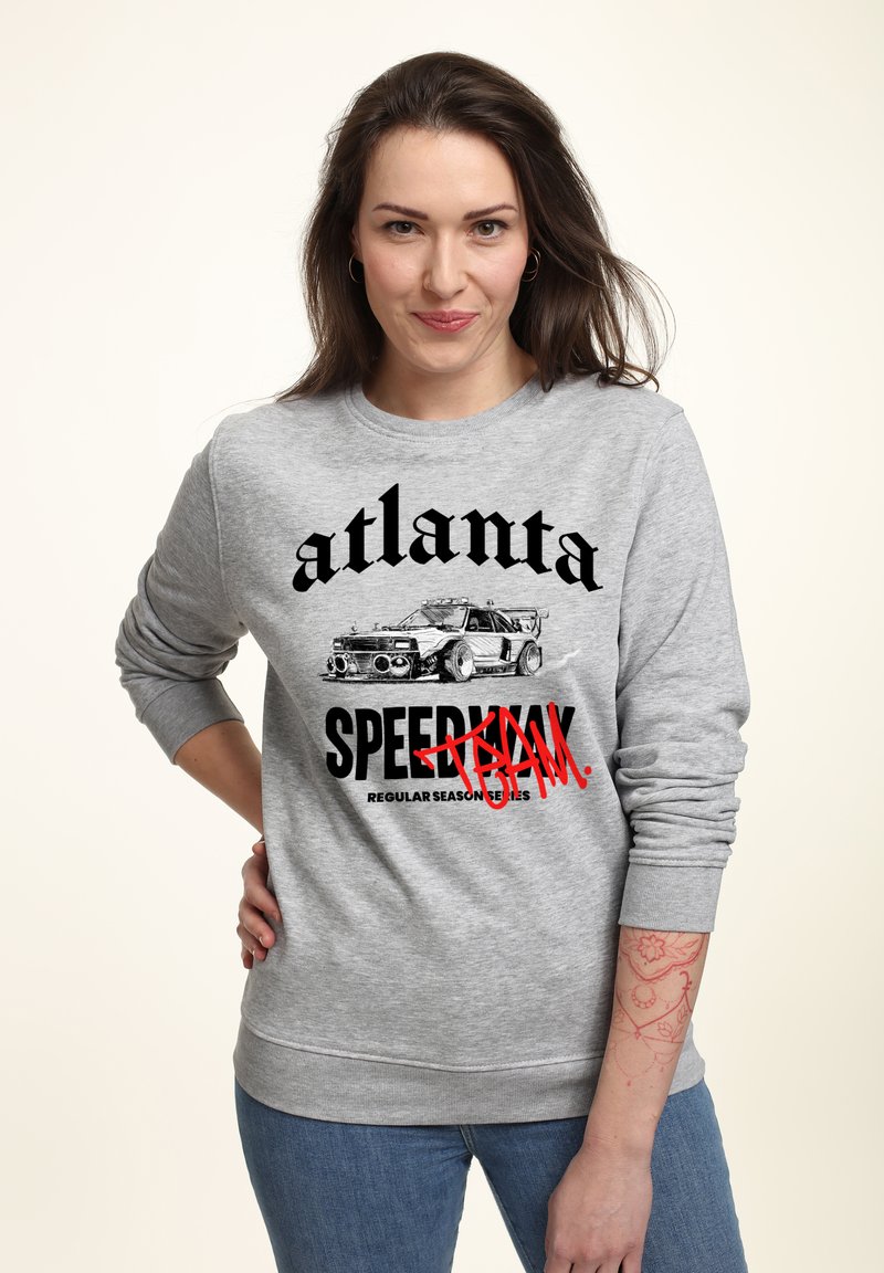Felpa grigia con grafica di un'auto e testo "ATLANTA SPEEDWAY TEAM" in nero e rosso. Maniche lunghe e polsini a coste; vestibilità casual.