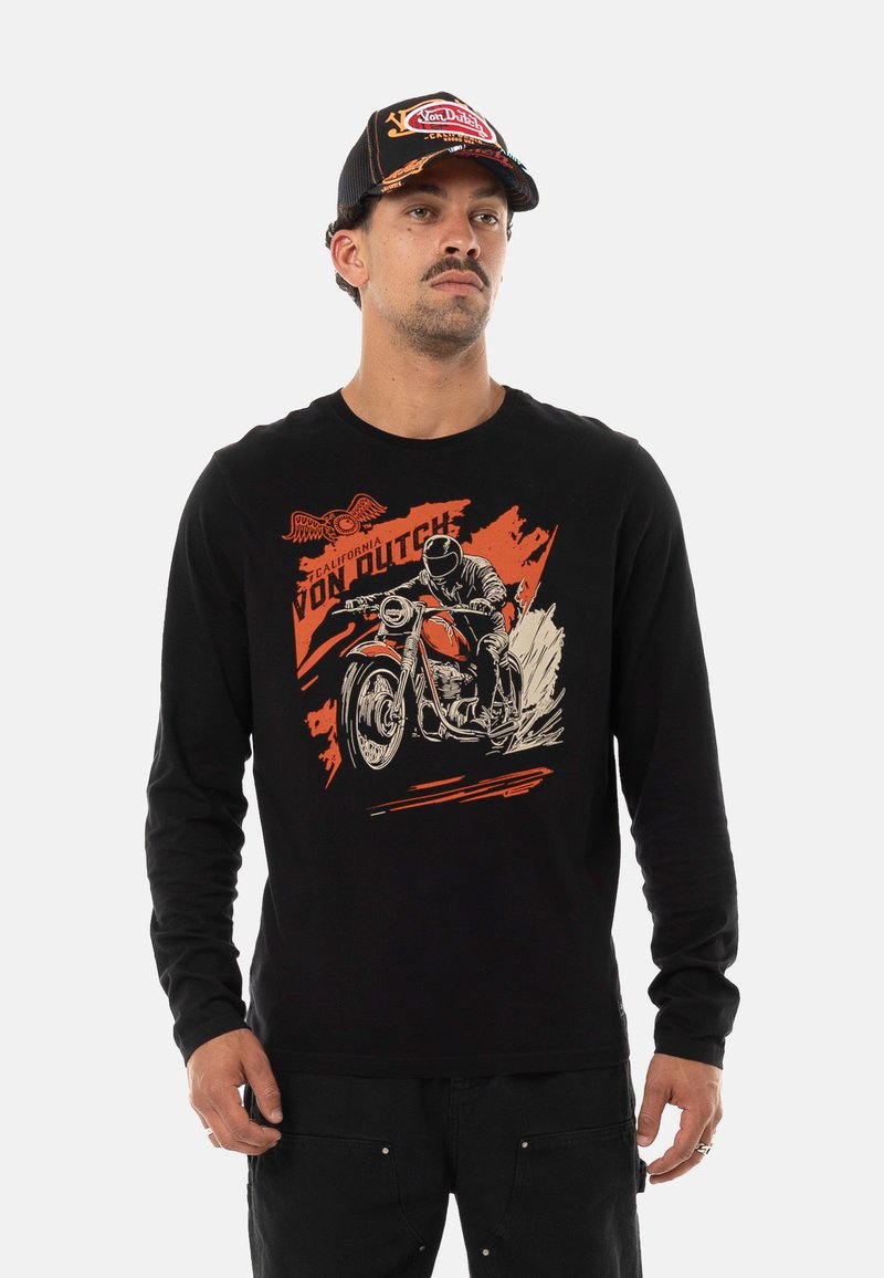 T-shirt noir à manches longues avec un graphisme de moto en orange et beige, portant le texte "California Von Dutch". Le tissu semble doux, au design décontracté.