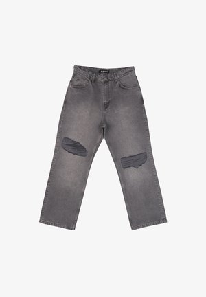 Magas derekú szürke farmernadrág, bő szárakkal és nagy, kopott foltokkal mindkét térden, elején zsebekkel és övbújtatókkal.