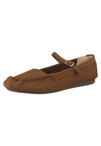 Scarpa piatta in suede marrone con punta arrotondata, cuciture decorative intorno alla parte anteriore e una sottile cintura regolabile attorno alla caviglia. Suola piatta.