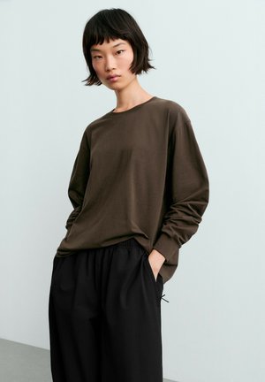 OYSHO, LONG SLEEVE OVERSIZE T-SHIRT - T-shirt à manches longues - brown