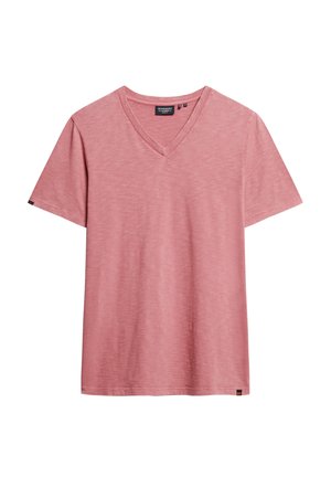 Koszulka z krótkim rękawem w kształcie litery V w kolorze wyblakłego różu, wykonana z miękkiego materiału o lekko teksturowanym wykończeniu. Posiada małą metkę z logo marki na dolnym końcu.