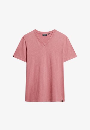 Koszulka z krótkim rękawem w kształcie litery V w kolorze wyblakłego różu, wykonana z miękkiego materiału o lekko teksturowanym wykończeniu. Posiada małą metkę z logo marki na dolnym końcu.