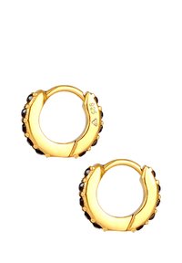 Orecchini a cerchio color oro con gemme nere lungo il bordo esterno, rifiniti con una texture. Contrassegnati "925" per il contenuto in argento sterling.