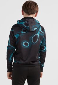 Schwarzer Hoodie mit einem wirbelnden blau-grünen Muster. Weicher Stoff mit Kapuze und Kordelzug sowie gerippten Bündchen, entworfen für Komfort und Stil.
