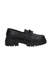 Mocassini in pelle nera con suola a piattaforma chunky, fascia decorativa con accessori in metallo e texture liscia.