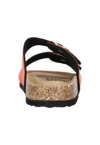Sandale orange avec des brides en suède noir, semelle intermédiaire en liège et semelle extérieure noire texturée. Comprend un détail de boucle en argent décoratif.