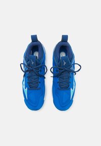 Blauwe sportieve schoenen van textuurstof, met vetersluiting en trek-ogen. Voorzien van een contrasterend wit logo en demping op de zool.