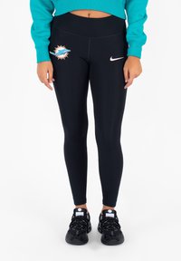 Leggings neri Nike con logo dei Miami Dolphins in arancione e blu, dotati di un'alta vita e una finitura in tessuto morbido e elasticizzato.