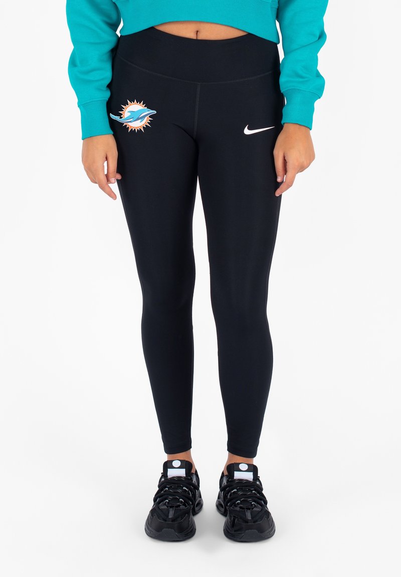 Leggings neri Nike con logo dei Miami Dolphins in arancione e blu, dotati di un'alta vita e una finitura in tessuto morbido e elasticizzato.