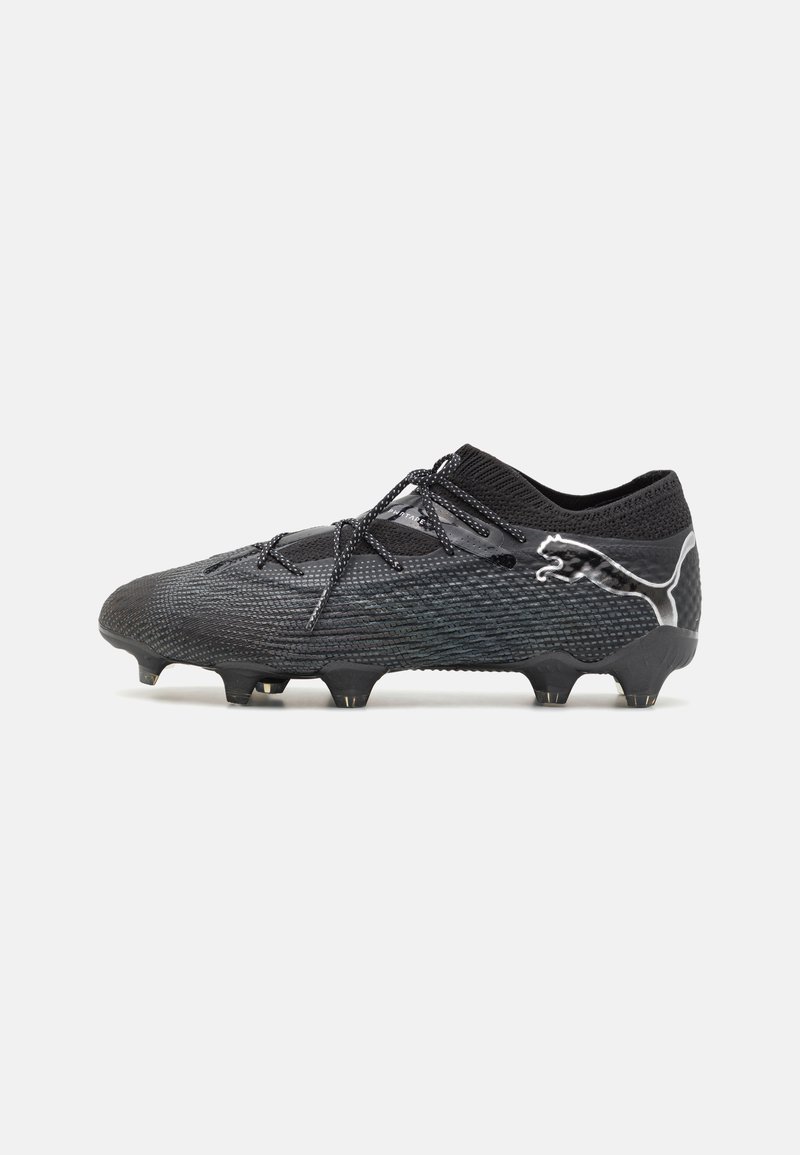 Scarpa da calcio nera con tomaia sintetica testurizzata, lacci piatti, design a profilo basso e suola con tacchetti per una migliore trazione.