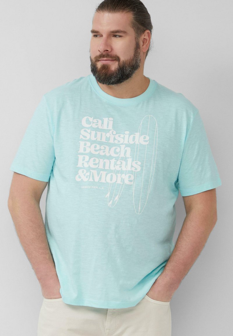 Lichtblauw katoenen t-shirt met witte tekst en surfplankgraphic. Korte mouwen en ronde halslijn, met een ontspannen pasvorm.