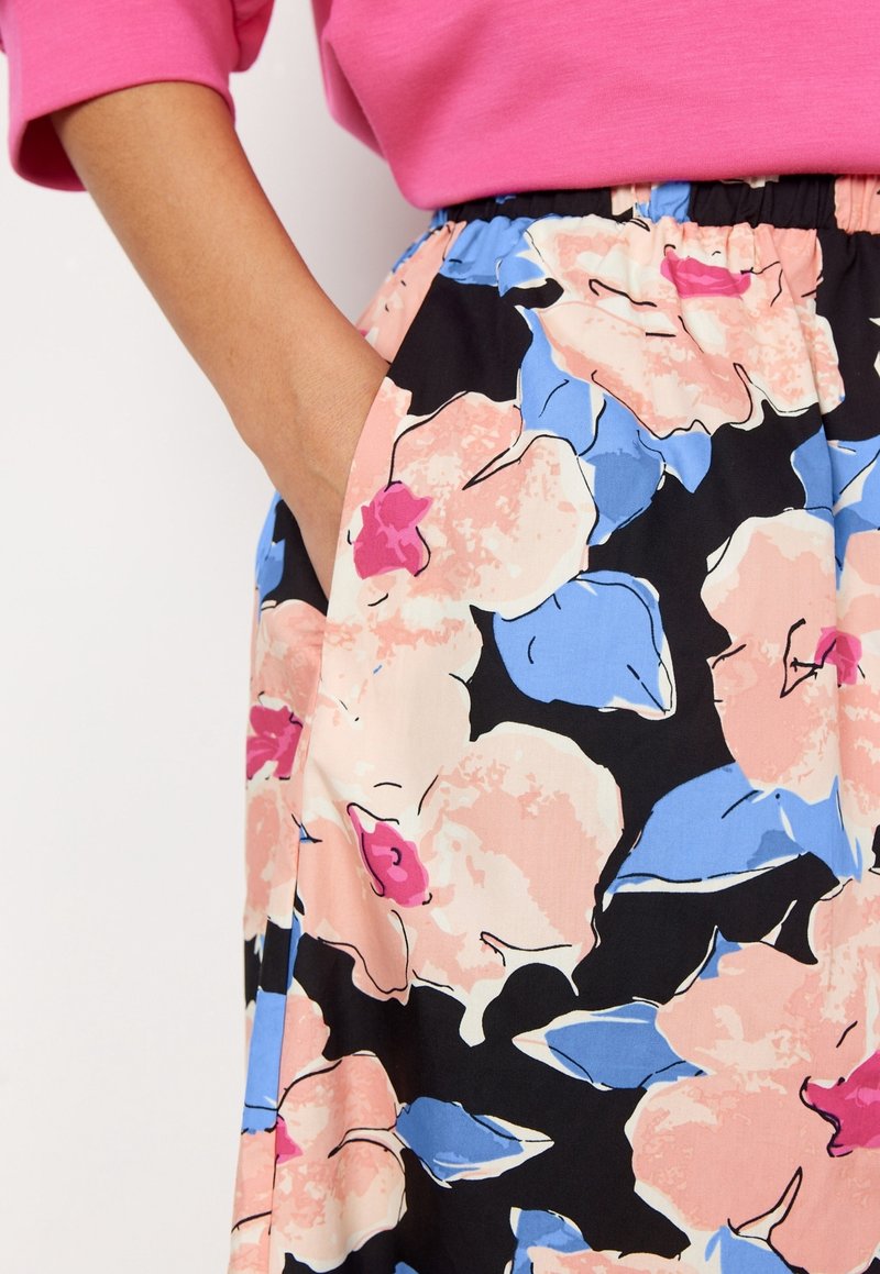 Floraler Midirock in Schwarz mit großen pinken, blauen und lila Blumenmustern. Verfügt über einen elastischen Bund und Seitentaschen. Weicher Stoff.