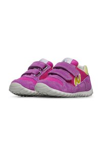 Sneakers rosa vivaci con cinturini in velcro, materiali in camoscio e rete, suola in gomma grigia e accento giallo sul logo laterale.