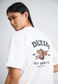 Dickies CHINCOTEAGUE ISLAND TEE - Apdrukāts T-krekls - white