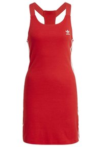 Červené bavlněné tankové šaty s designem racerback, se bílými bočními pruhy a logem Adidas na hrudi. Hladká textura, délka ke kolenům.