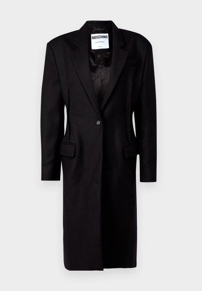 Blazer preto com lapelas recortadas, fecho de um botão, dois bolsos frontais e um silhueta mais longa. Feito de um tecido texturado em mistura de lã.