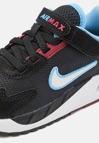 Nike Sportswear AIR MAX SOLO - Sportcipő - black/white/university blue/team red