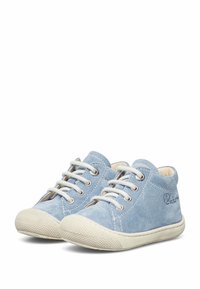 Modré semišové boty s bílými tkaničkami a gumovou podrážkou, s texturovanou špičkou a jemným prošitím. Název značky na boku.