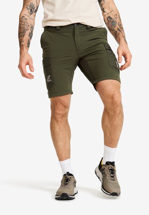 Olivgrüne Cargo-Shorts mit Seitentaschen und umgeschlagenem Saum. Hergestellt aus leichtem Material, mit einem Logo-Detail auf der rechten Tasche.