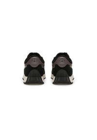 Sneaker neri e grigi con una parte superiore testurizzata, dotati di un colletto imbottito, suola a contrasto e logo sul tallone.