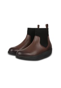 Bottines en cuir marron avec panneau élastique noir et semelle texturée. Présentent un bout rond et des languettes pour un enfilage facile.