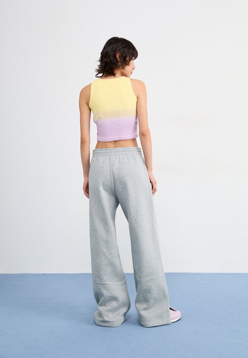 Nike Women's Phoenix Fleece High Waisted Wide Leg Sweatpants Dark Grey Heather — foto 3