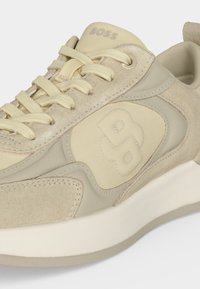 Baskets beiges en daim et cuir avec logo embossé sur le panneau latéral et marquage "BOSS" sur la languette, avec des lacets beiges.