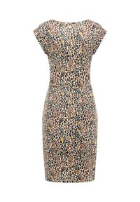 Robe ajustée longueur genou avec manches courtes, présentant un motif animalier intégral en marron, noir, blanc et jaune moutarde.