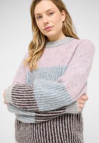 Mehrfarbiges gestricktes Sweater mit horizontalen Streifen in Pink, Blau, Grau und Braun. Weiche Textur mit rundem Halsausschnitt und langen Ärmeln.