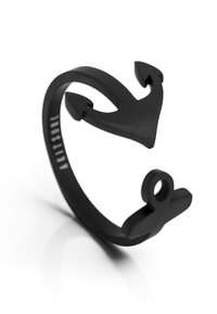Anello nero a forma di ancora, con una finitura liscia e opaca, caratterizzato da un design aperto e distintivi motivi ad ancora su ciascun estremo.