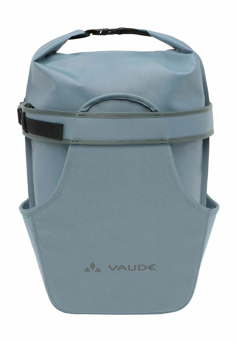 Lichtblauwe rugzak gemaakt van duurzaam materiaal, met een rol-top sluiting, zijzak en een opvallend grijs logo. Inclusief verstelbare schouderbanden.