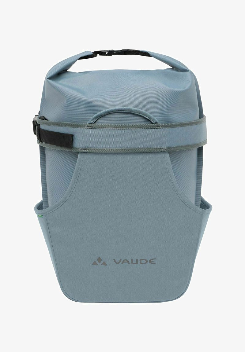 Lichtblauwe rugzak gemaakt van duurzaam materiaal, met een rol-top sluiting, zijzak en een opvallend grijs logo. Inclusief verstelbare schouderbanden.