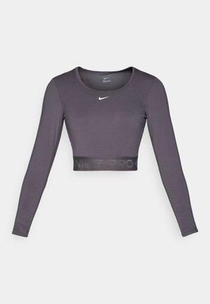 Mørk grå langermet crop-top i trening med rund hals, Nike-swoosh på brystet og "NIKE PRO" detalj på livet.