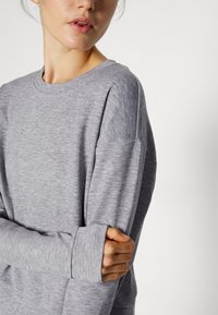 ONLY Play ONPLOUNGE LIFE NOOS - Bluză de molton - light grey melange