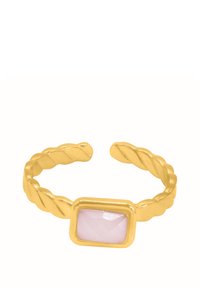 Goudkleurige gedraaide ring met een rechthoekige, facetterende lichtroze steen in een gladde zetting. Eenvoudig, elegant ontwerp met een glanzende afwerking.