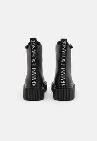 Armani Exchange Botines con plataforma - black