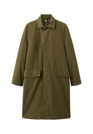 Dugi maslinasto zeleni kaput s klasičnim ovratnikom, skrivenim prednjim gumbima i dva džepa na preklop s gumbima na bokovima.
