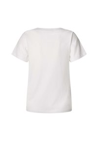 Camiseta blanca de manga corta, cuello redondo, hecha de algodón, con una textura suave y un diseño simple, sin logotipos ni patrones visibles.