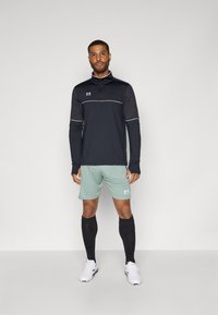 Under Armour CHALLENGER - Pantalón corto de deporte - silica green/castlerock