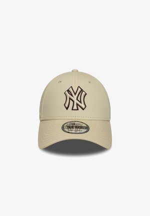 Beige Kappe aus Stoff, mit einem erhabenen, dunkelbraunen NY-Logo auf der Vorderseite, verstellbarem Riemen auf der Rückseite und einem abgerundeten Schirmdesign.